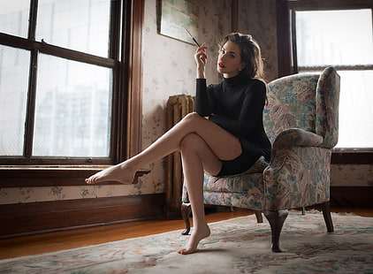 Gaun hitam lengan panjang wanita, Kyle Cong, kaki, 500px, merokok, kursi, wanita, model, bertelanjang kaki, Wallpaper HD HD wallpaper