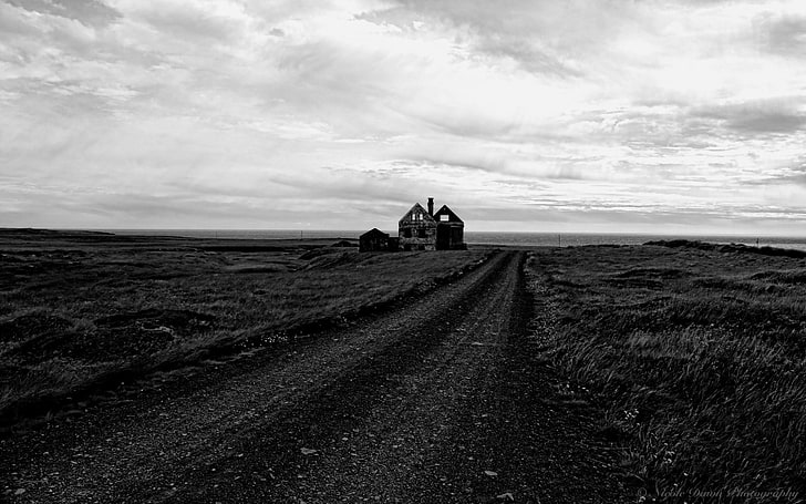 foto in scala di grigi di casa a terra, Islanda, paesaggio, rovina, monocromo, costa, mare, coperto, Sfondo HD