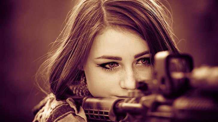 черная винтовка с тактическим прицелом, брюнетка, женщины, лицо, модель, пистолет, армейская девушка, крупным планом, девушки с оружием, HD обои