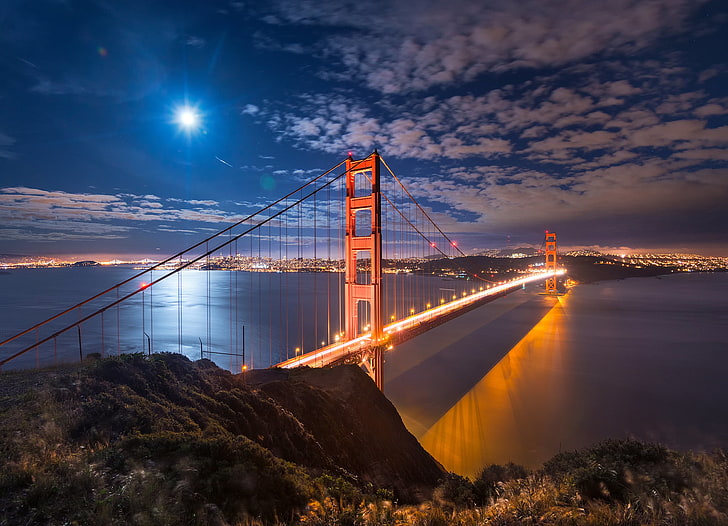 جسر خرساني رمادي ، السماء ، الضوء ، الليل ، المدينة ، الأضواء ، المضيق ، القمر ، الخليج ، سان فرانسيسكو ، الولايات المتحدة الأمريكية ، كاليفورنيا ، جسر البوابة الذهبية، خلفية HD