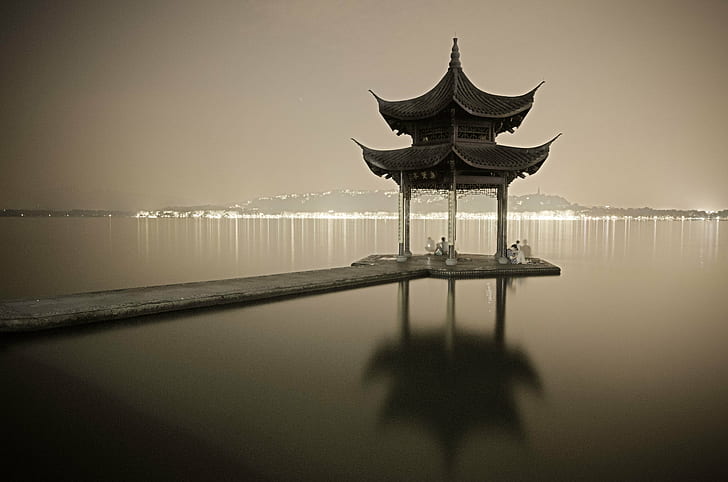 Fotografía en escala de grises de la glorieta de la pagoda cerca del cuerpo de agua, lago, reflejo, agua, Asia, puesta de sol, naturaleza, pabellón, China - Asia Oriental, Fondo de pantalla HD