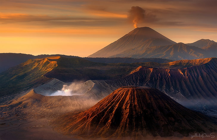коричневые и зеленые горы, небо, облака, закат, Индонезия, Ява, Тенгер, вулканический комплекс-кальдера TenGer, активный вулкан Бромо, HD обои
