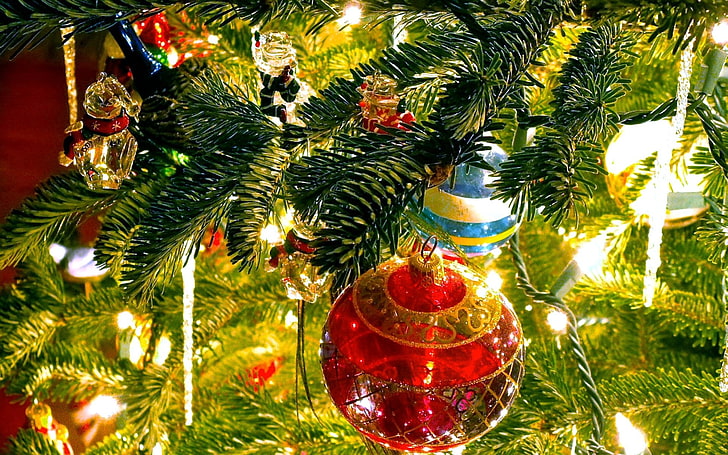 разные цвета безделушки со струнными огнями, праздник, рождество, размытие, рождественские украшения, свет, HD обои