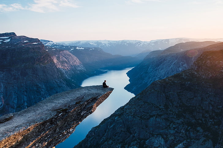 човек, седнал на ръба, залез, вода, небе, планини, облаци, Норвегия, Trolltunga, хора, HD тапет