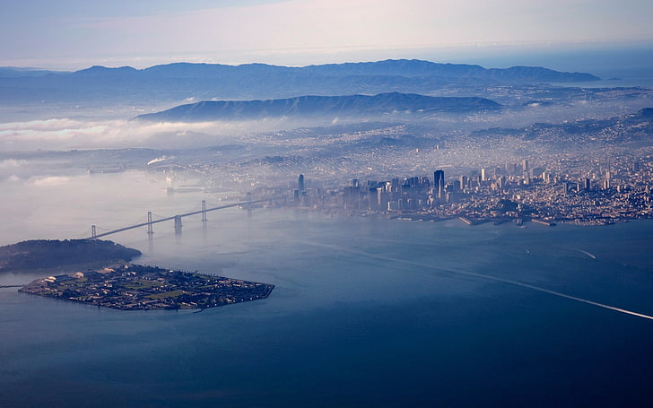島と都市の航空写真、アメリカ、カリフォルニア、都市、橋、湾、霧、 HDデスクトップの壁紙