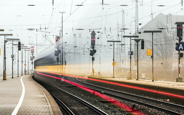 zdjęcie poklatkowe pociągu tworzącego czerwone i żółte smugi świetlne, stacja kolejowa, długie naświetlanie, ślady światła, Tapety HD
