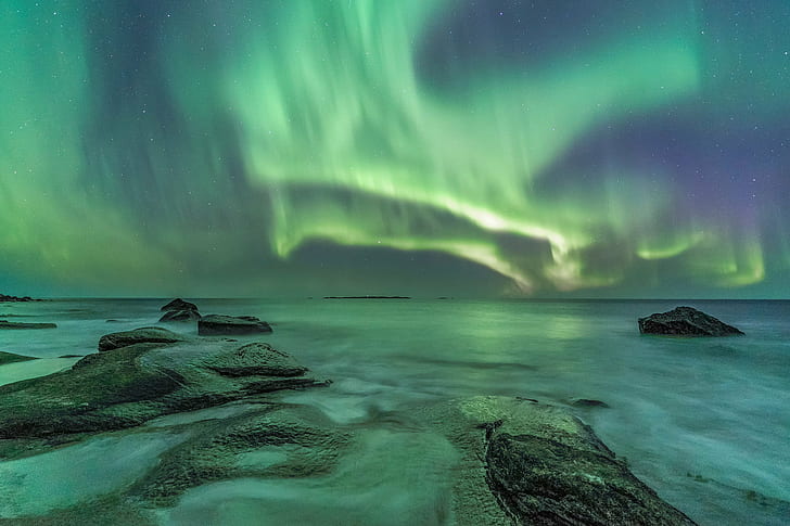 Aurora boreal durante la noche, Noruega, Noruega, Costa Ártica, Lofoten, Noruega, Aurora boreal, noche, cielo nocturno, estrellas, paisaje nocturno, paisaje marino, playa, olas, agua de mar, aurora boreal, mar, naturaleza, agua, noche,azul, costa, ola, Fondo de pantalla HD
