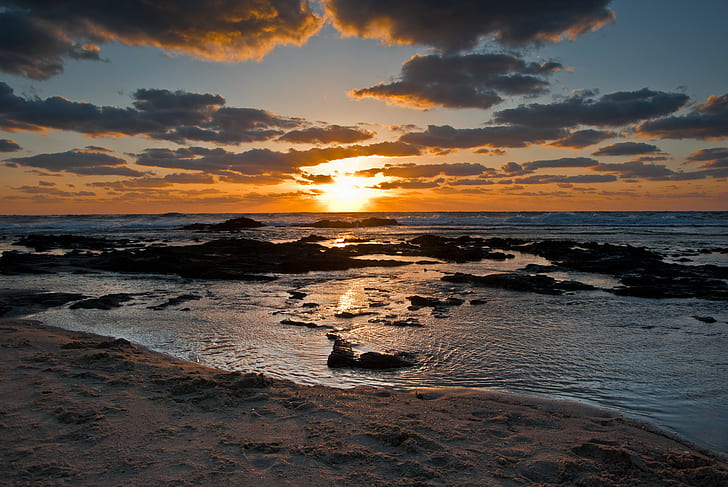 Puesta de sol mar olas, cielo, puesta de sol, mar, olas, playa, piedras, cielo, nubes, Fondo de pantalla HD