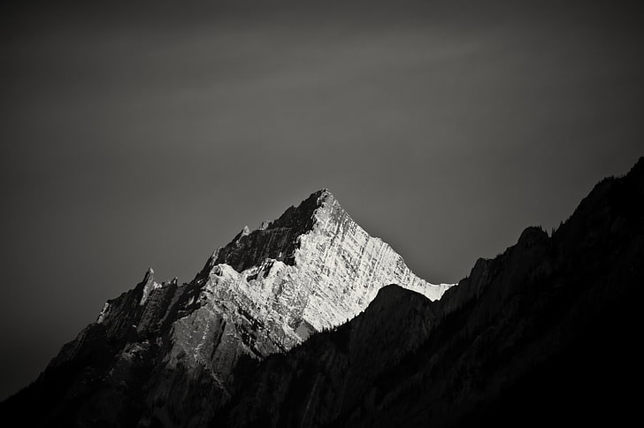 montaña en foto en escala de grises, cima de la montaña, monocromo, Fondo de pantalla HD