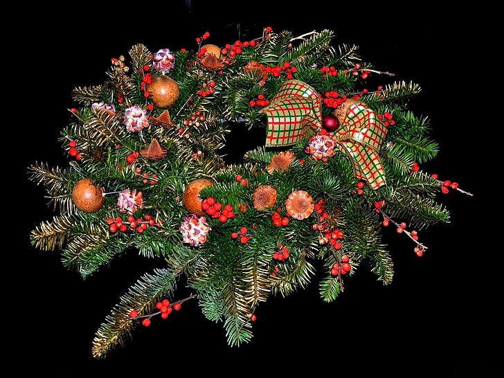 green Christmas wreath, christmas toys, balls, berries, pine needles, wreath, bow, christmas, HD wallpaper