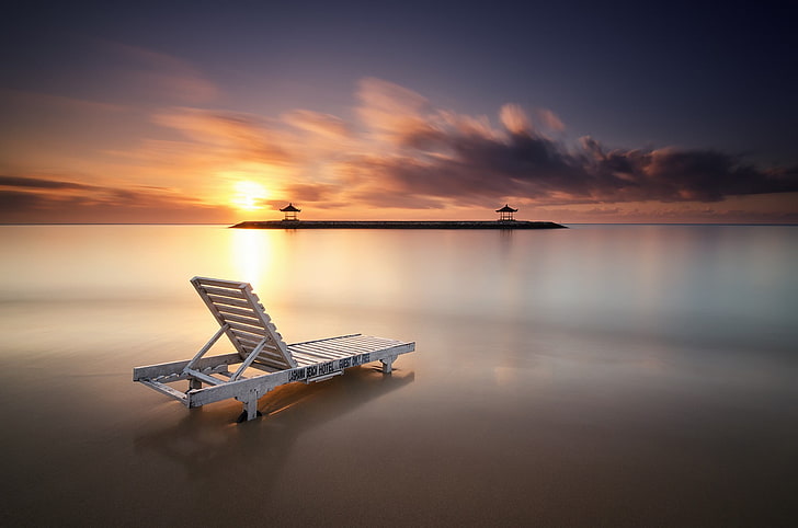 białe drewniane krzesło wypoczynkowe, Indonezja, plaża, Bali, wioska, krajobraz, zachód słońca, morze, krzesło, fotografia, woda, chmury, rozmycie w ruchu, luksus, leżaki, Tapety HD