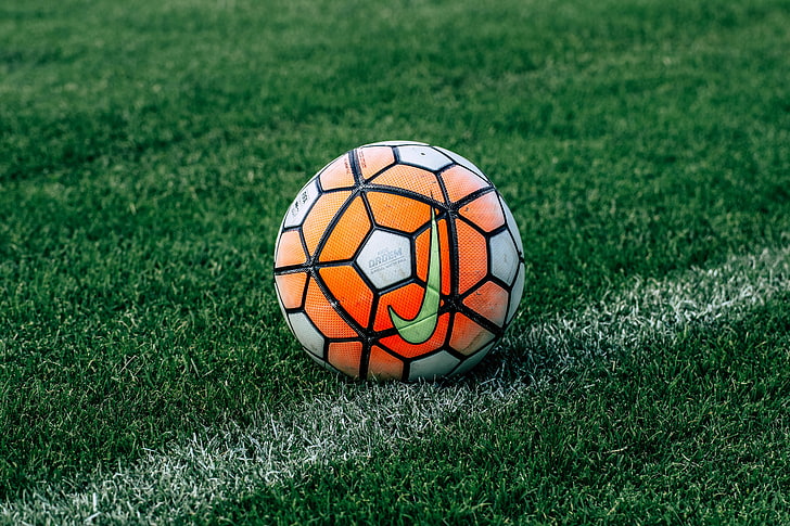 Balón de fútbol Nike naranja y gris, balón de fútbol, ​​fútbol, ​​césped, hierba, Fondo de pantalla HD