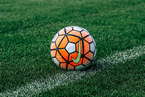 Balón de fútbol Nike naranja y gris, balón de fútbol, ​​fútbol, ​​césped, hierba, Fondo de pantalla HD HD wallpaper