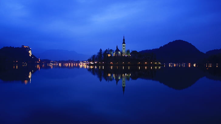 スロベニアのブレッド湖、夜、ライト、水の反射、湖、ブレッド、スロベニア、夜、ライト、水、反射、 HDデスクトップの壁紙