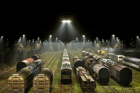 коричневые и серые поезда, поезд, железная дорога, ночь, огни, вокзал, деревья, провода, грузовой поезд, тепловоз, HD обои HD wallpaper