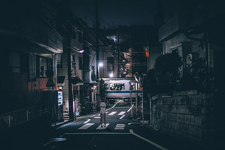 серая бетонная стена, человек, стоящий на улице между зданиями, Япония, улица, огни, ночь, город, темно, HD обои