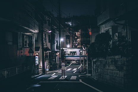 сива бетонна стена, човек, стоящ на улицата между сградите, Япония, улица, светлини, нощ, градско, тъмно, HD тапет HD wallpaper