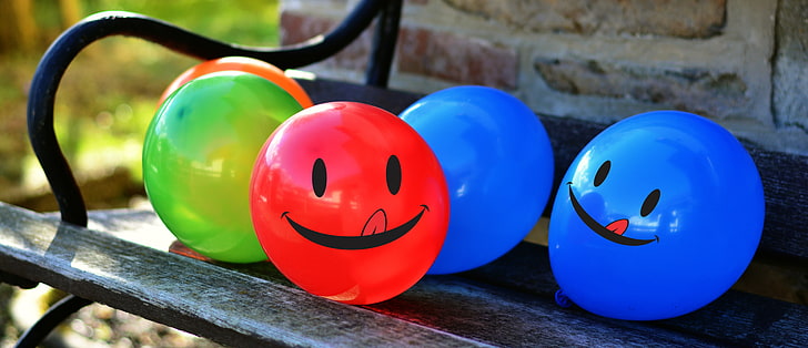 синие, красные и зеленые воздушные шары, воздушные шары, улыбка, смайлик, разноцветные, HD обои