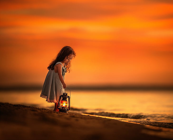 التصوير الفوتوغرافي ، الطفل ، الشاطئ ، لطيف ، فانوس ، فتاة صغيرة ، غروب الشمس، خلفية HD