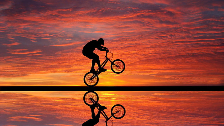 fotografia de silhueta de pessoa andando de bicicleta BMX, bicicleta, Wheelie, silhueta, espelhado, pôr do sol, HD papel de parede