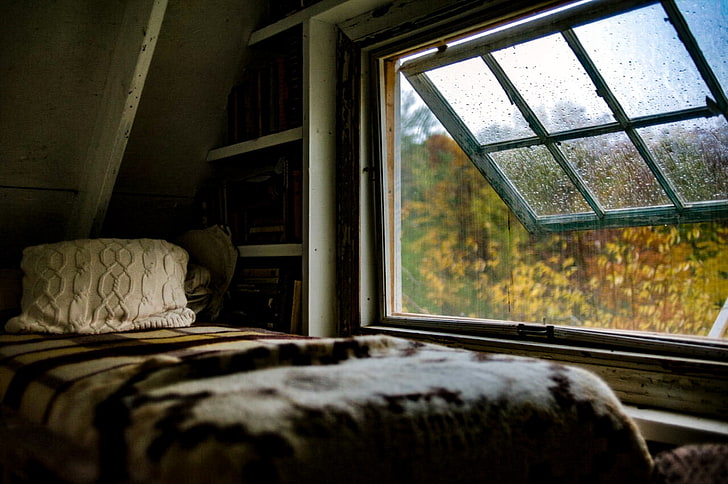 sábana marrón y gris, colores cálidos, otoño, cama, lluvia, ventana, Fondo de pantalla HD