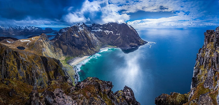 photographie aérienne de montagne près d'un plan d'eau, paysage, nature, plage, montagnes, mer, île, Lofoten, Norvège, été, falaise, nuages, Fond d'écran HD