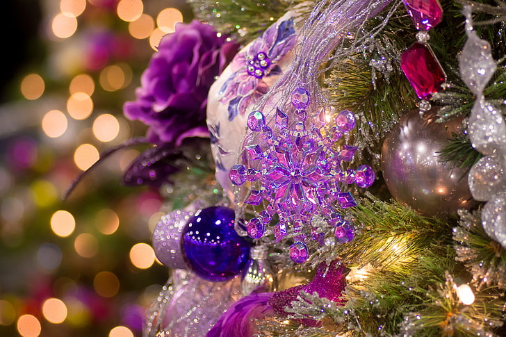 ornamento viola, decorazione, rami, luci, vacanze, palline, giocattoli, albero, Natale, Capodanno, ghirlanda, lanterne, bokeh, Sfondo HD