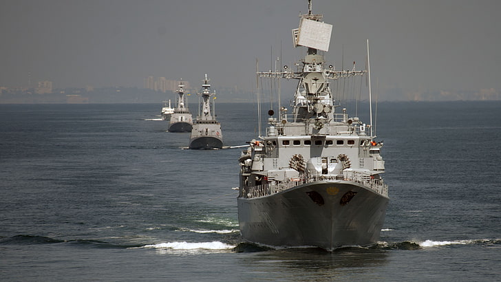 水の中の4つのグレーと白のボート、Hetman Sahaydachniy、U130、fregat、ウクライナ海軍、 HDデスクトップの壁紙