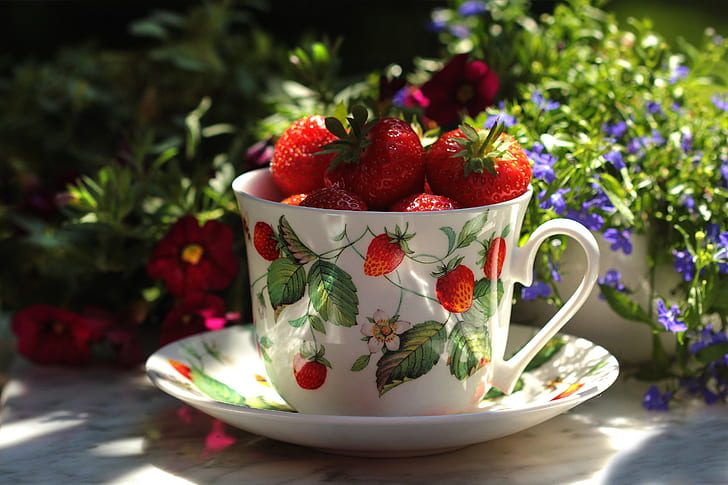 summer, light, flowers, table, mood, food, cute, strawberry, mug, Cup, still life, saucer, berries, cottage, composition, juicy, ripe, bouquets, submission, the first harvest, HD wallpaper