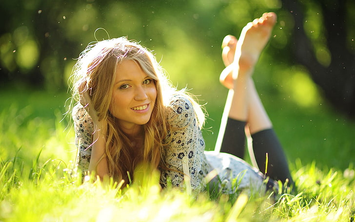 blonde, smiling, grass, lying on front, depth of field, looking at viewer, women, HD wallpaper