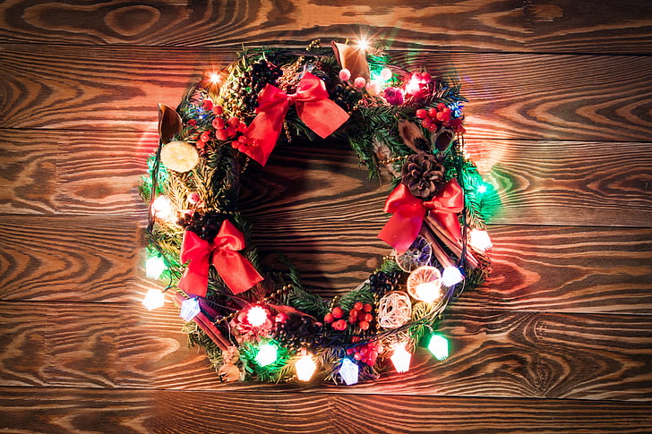 黒と赤のクリスマスリース、装飾、ライト、新年、クリスマス、花輪、幸せ、花輪、木、メリークリスマス、クリスマス、休日のお祝い、 HDデスクトップの壁紙