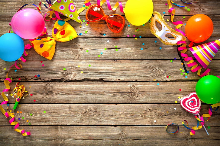 Joyeux anniversaire !, bonbons, coloré, ballon, masque, anniversaire, bois, carte, Fond d'écran HD