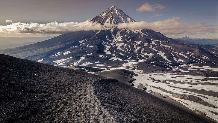 ภูเขาสีเทาและสีขาวผ้าปูที่นอนลายดอกไม้สีขาวและสีน้ำเงินภูเขายอดเมฆ Kamchatka รัสเซียธรรมชาติภูมิทัศน์ยอดเขาที่เต็มไปด้วยหิมะ, วอลล์เปเปอร์ HD