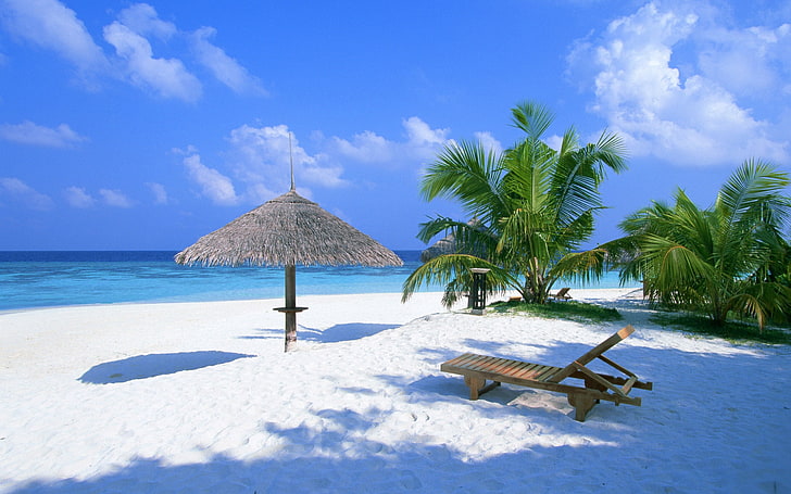 كرسي الشاطئ الخشبي البني ، الشاطئ ، كرسي التشمس ، الرمال ، جميل، خلفية HD