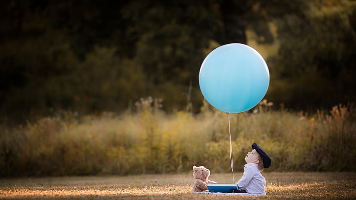 niebieski balon i brązowy miś pluszowa zabawka, balon, misie, patrząc w górę, dzieci, Tapety HD