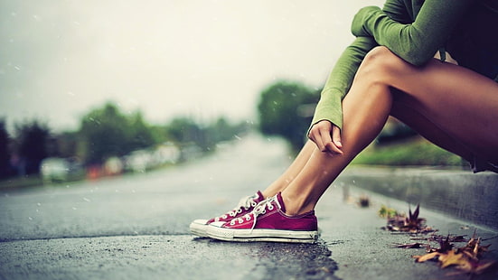 par de zapatillas rojas, foto de la persona que usa zapatillas rojas, mujeres, Converse, piernas, hojas, lluvia, mujeres al aire libre, Fondo de pantalla HD HD wallpaper