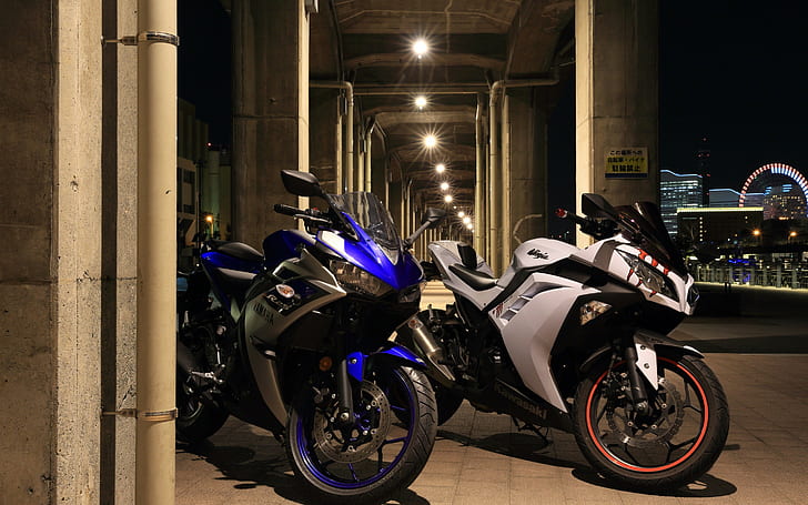 Yamaha i Kawasaki, biało-czarny motocykl sportowy i niebiesko-czarny motocykl sportowy, miasto, yamaha, noc, hd, kawasaki, motocykle, Tapety HD