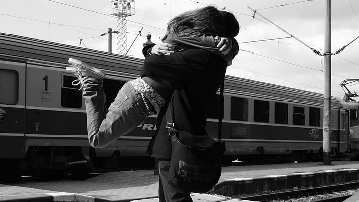 монохромный, любовь, монохромная фотография, влюбленные, встреча, пара, поезд, вокзал, вокзал, блаженство, счастье, HD обои