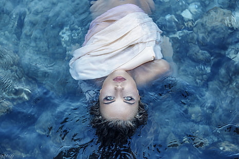 kvinnor, brunett, lockigt hår, blå ögon, ovanifrån, vatten, ansikte, Alessandro Di Cicco, HD tapet HD wallpaper
