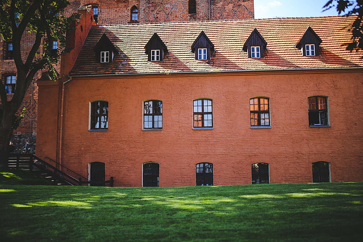 architecture, brick, bricks, building, castle, city, exterior, facade, family, grass, green, home, house, lawn, orange, outdoors, outside, red, roof, town, travel, urban, vintage, wall, windows, HD wallpaper