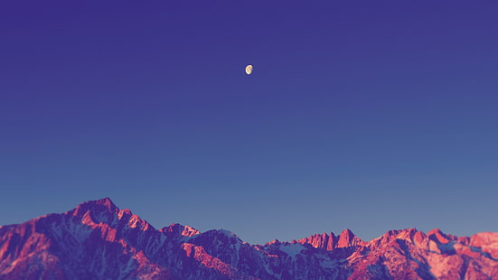berg digital tapet, måne över steniga berg i skymningen, landskap, enkel, natur, måne, skugga, berg, snötopp, himmel, klar himmel, solnedgång, solljus, blå, HD tapet HD wallpaper