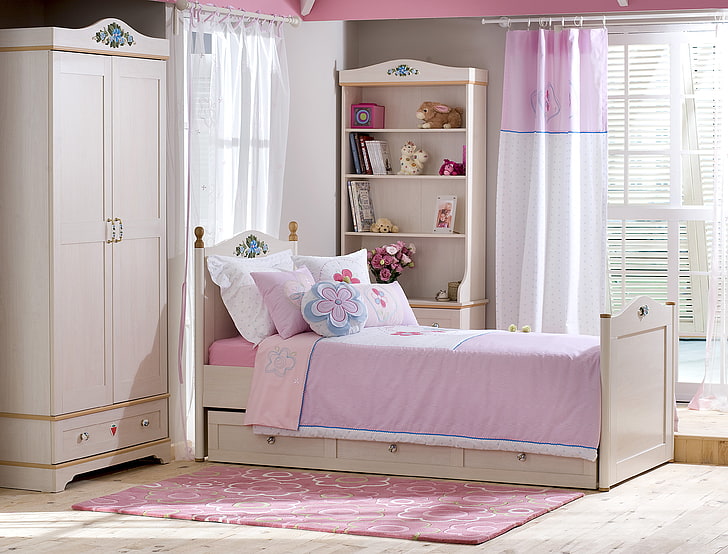 meuble 2 portes en bois blanc, livres, lit, oreiller, fenêtre, armoire, rideau, étagères, fleurs dans un vase, la chambre rose, Fond d'écran HD