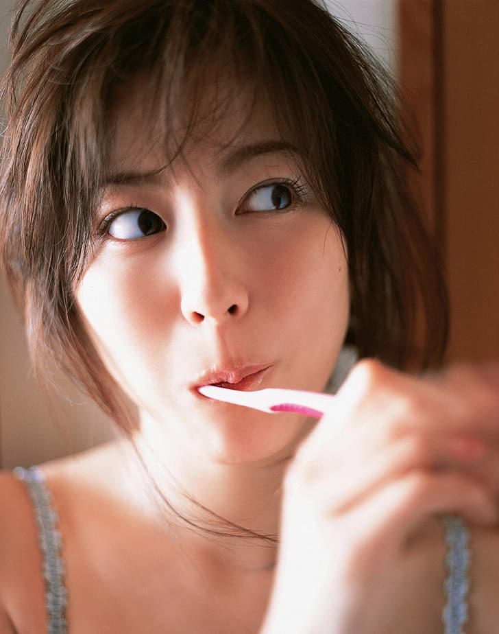 Yumi Sugimoto, face, Asian, women, model, Japanese women, women indoors, toothbrush, HD wallpaper