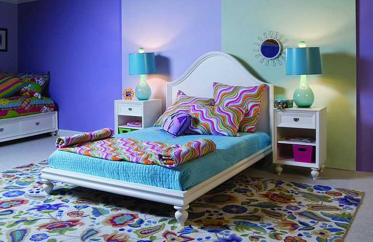 белый деревянный каркас кровати и синий постельный комплект, интерьер, комната, квартира, кровать, подушки, украшения, столы, лампа, рама, ковер, зеркало, цвет, яркий, HD обои