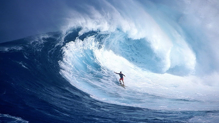 surfer surfuje na ogromnych falach oceanu, fale, morze, surfing, sport, błękit, Tapety HD