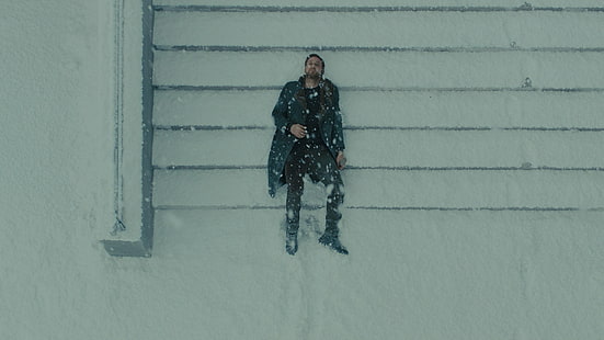 ชายสวมเสื้อคลุมสีดำ Blade Runner Blade Runner 2049 หิมะฤดูหนาวบันไดภาพยนตร์ผู้ชายนักแสดง Ryan Gosling นอนราบ, วอลล์เปเปอร์ HD HD wallpaper