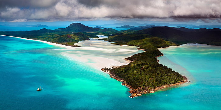 เกาะสีเขียวและสีน้ำตาล, ชายหาด, เกาะ, ออสเตรเลีย, ทะเล, เรือใบ, ทราย, เมฆ, ป่า, ภูเขา, เทอร์ควอยซ์, น้ำ, ธรรมชาติ, ภูมิประเทศ, มุมมองทางอากาศ, วอลล์เปเปอร์ HD