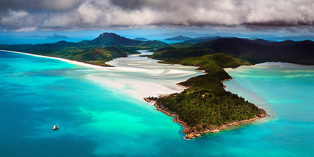 pulau hijau dan coklat, pantai, pulau, Australia, laut, perahu layar, pasir, awan, hutan, pegunungan, pirus, air, alam, lanskap, pemandangan udara, Wallpaper HD HD wallpaper
