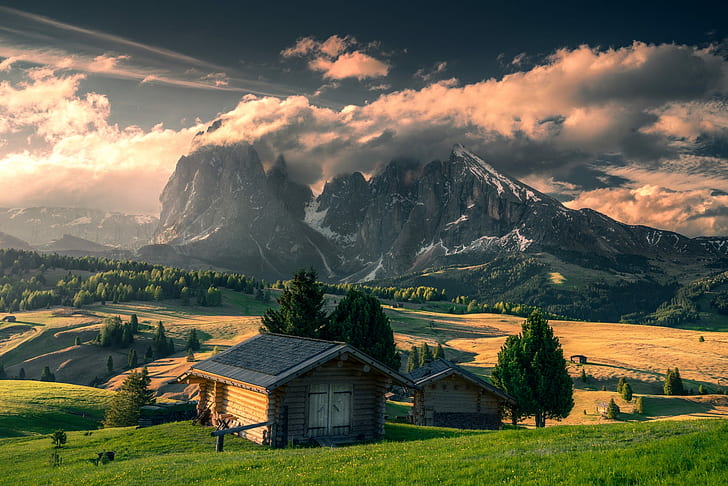 nature, paysage, Italie, maison, montagnes, nuages, champ, lumière du soleil, arbres, herbe, plantes, ciel, Fond d'écran HD
