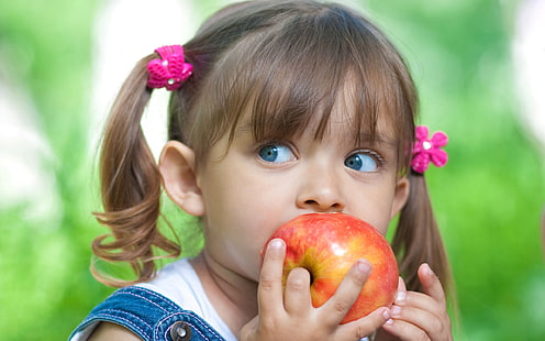 Nettes kleines Mädchen, das Apfel, die blaue Denimspitze des Mädchens mit der roten und gelben Apfelfrucht, nett, wenig, Mädchen, essend, Apple isst, HD-Hintergrundbild HD wallpaper